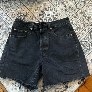 Levis 501 High-Waist mid thigh shorts